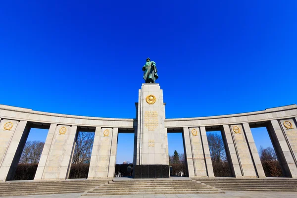 Памятник советским солдатам в Берлине — стоковое фото