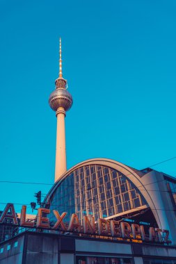 kolejowe stacji alexanderplatz w Berlinie