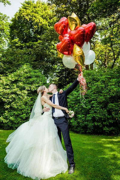 Belo casal com balões — Fotografia de Stock