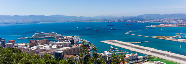 взлетно-посадочная полоса аэропорта Гибралтара и La Linea de la Concepcion
