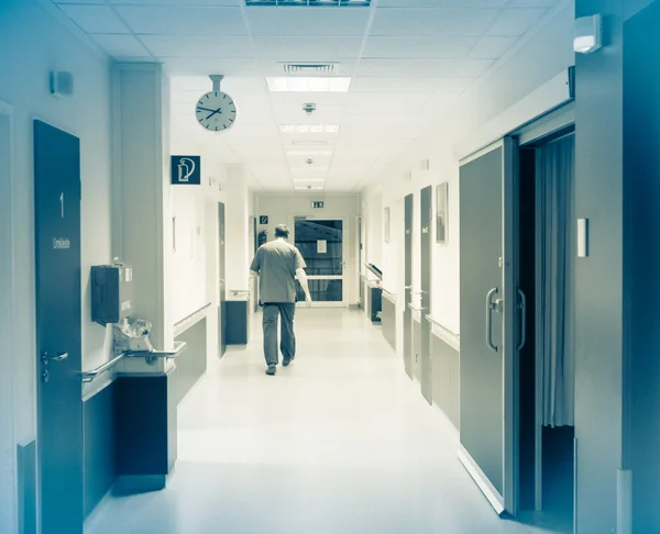 Doctor in de gang in het ziekenhuis. — Stockfoto