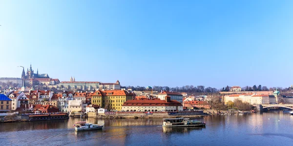 伏尔塔瓦河和桥梁在布拉格 — 图库照片