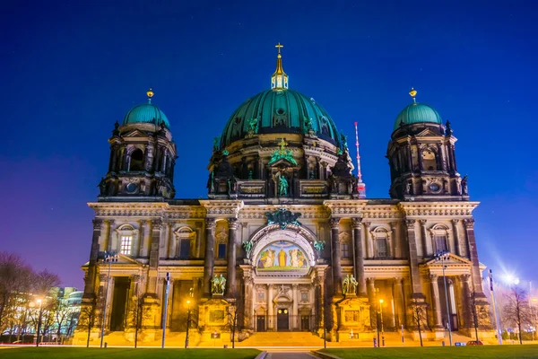 Catedral de Berlim à noite — Fotografia de Stock