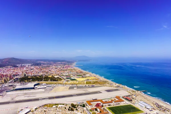 Pista de cidade e o aeroporto de Gibraltar — Fotografia de Stock