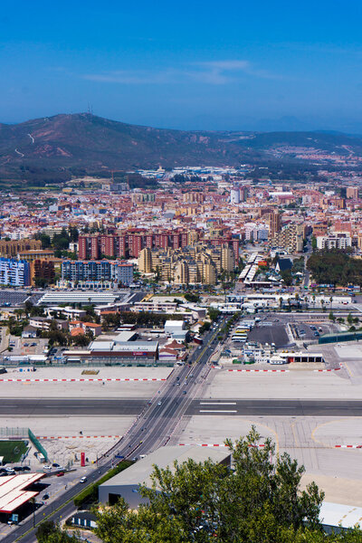 Город и взлетно-посадочная полоса аэропорта

