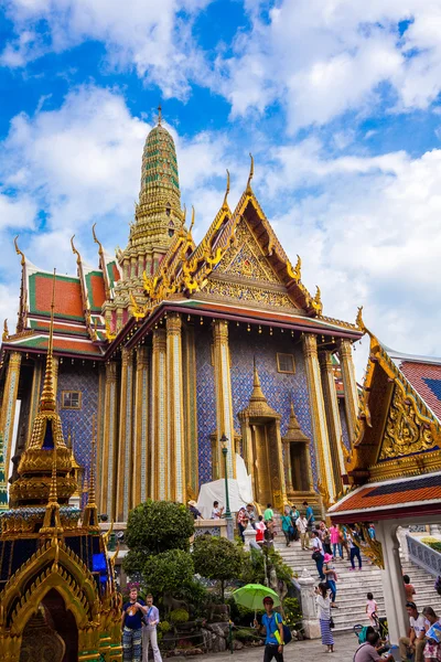 Храмы и туристы Большого дворца Бангкокса — стоковое фото