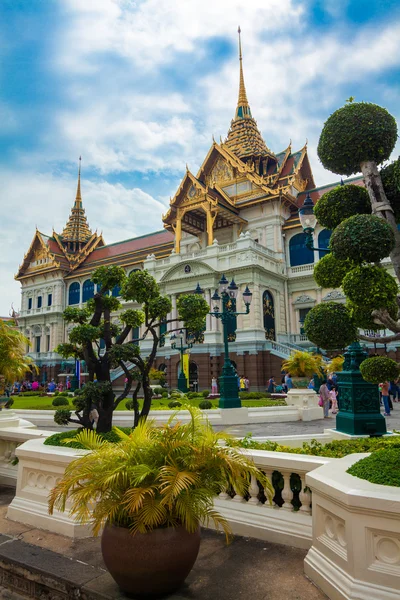 Temples and tourists at Bangkoks Grand Palace — Stock Photo, Image