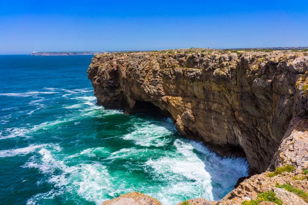 Paisagem na fortaleza de Sagres durante o pôr do sol — Fotografia de Stock