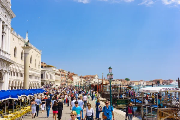Люди, що йдуть на набережній у Венеції Ліцензійні Стокові Фото