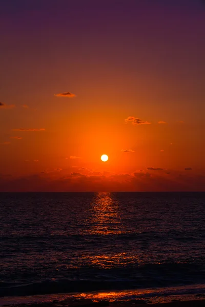 Belo pôr do sol sobre o mar — Fotografia de Stock