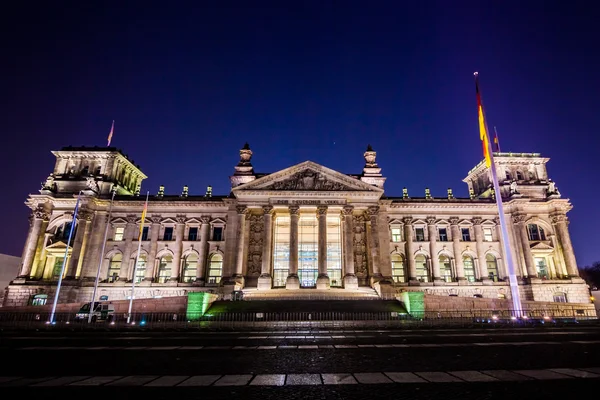 The Reichstag in Berlin at night — Stock Photo, Image