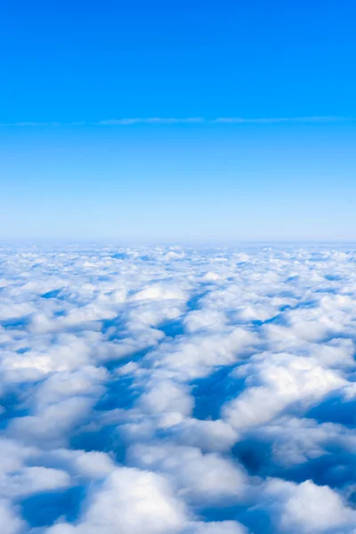Небесні та білі хмари . — стокове фото