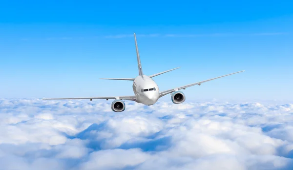 Avião a jato de passageiros voando no céu azul — Fotografia de Stock