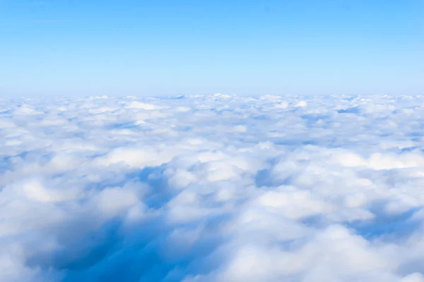 Moln i den blå himlen — Stockfoto