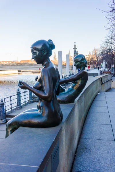 Скульптура Купальщики на Шпрее в Берлине — стоковое фото