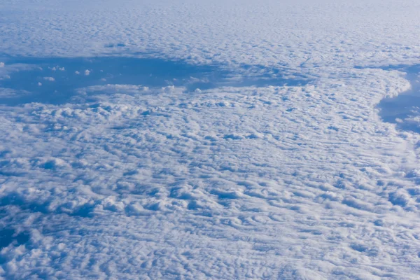 Άσπρα σύννεφα στην όμορφη μπλε ουρανό — Φωτογραφία Αρχείου