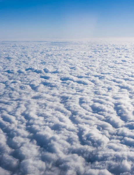 Nuvens brancas no céu azul bonito — Fotografia de Stock