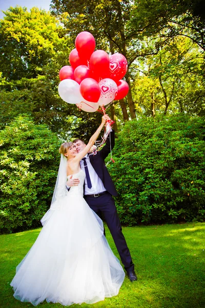 Hermosa pareja con globos — Foto de Stock