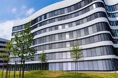 Modern bir ofis binasının dışı.