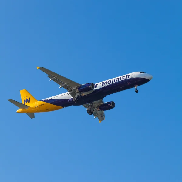 Monarch vluchten vliegtuig — Stockfoto