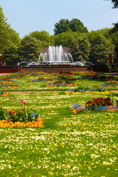 Fonte no parque verde — Fotografia de Stock