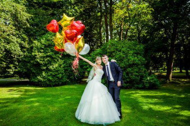 Gelin ve damat ballons holding