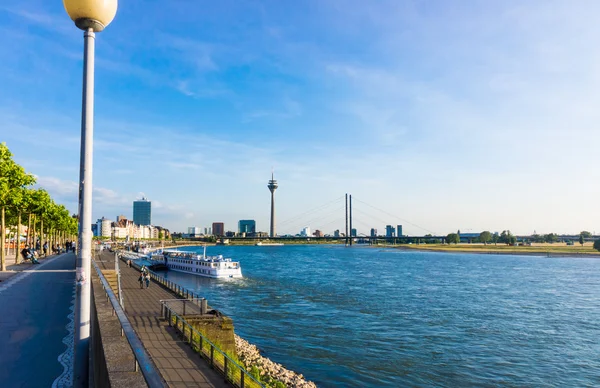 Düsseldorf skyline a Rheinturm — Stock Fotó