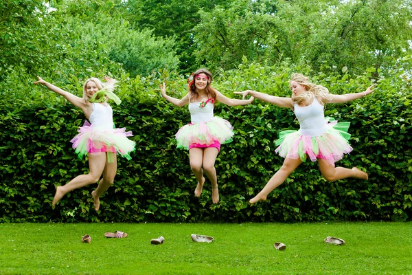 Grupo de amigos pulando — Fotografia de Stock