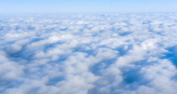 Weiße Wolken am schönen blauen Himmel — Stockfoto