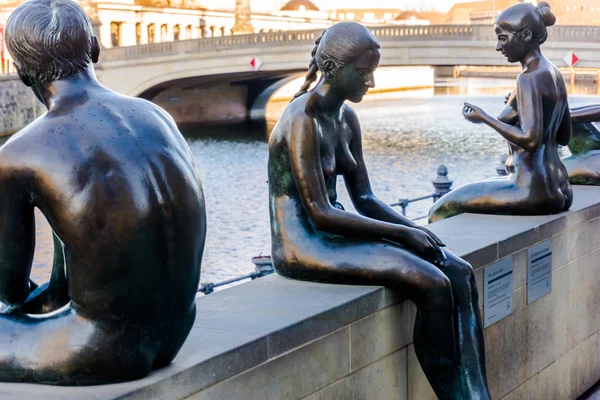 Скульптура Купальщики на Шпрее в Берлине — стоковое фото