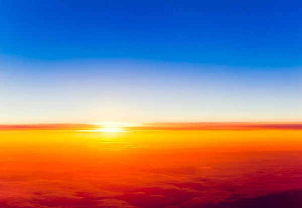 Dramático atardecer sobre nubes — Foto de Stock