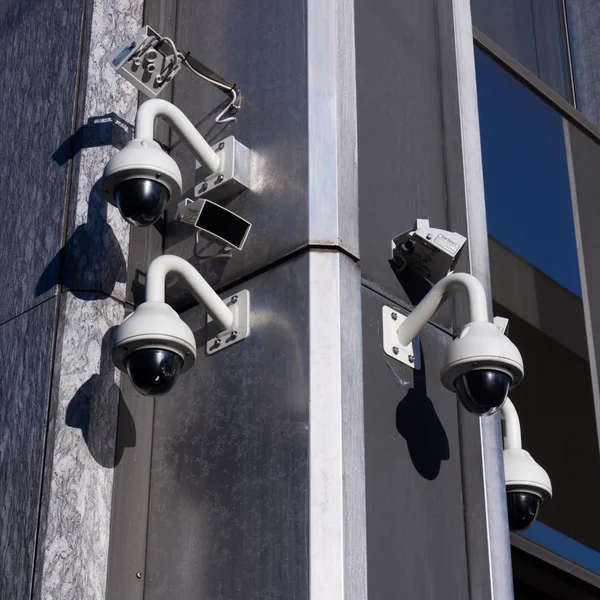Security camera's op gebouw — Stockfoto