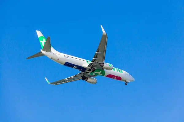 Transavia Boeing 737 närmar sig till flygplatsen — Stockfoto