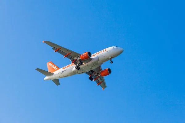 도착 하는 Easyjet 항공에 어 버스 A319 — 스톡 사진