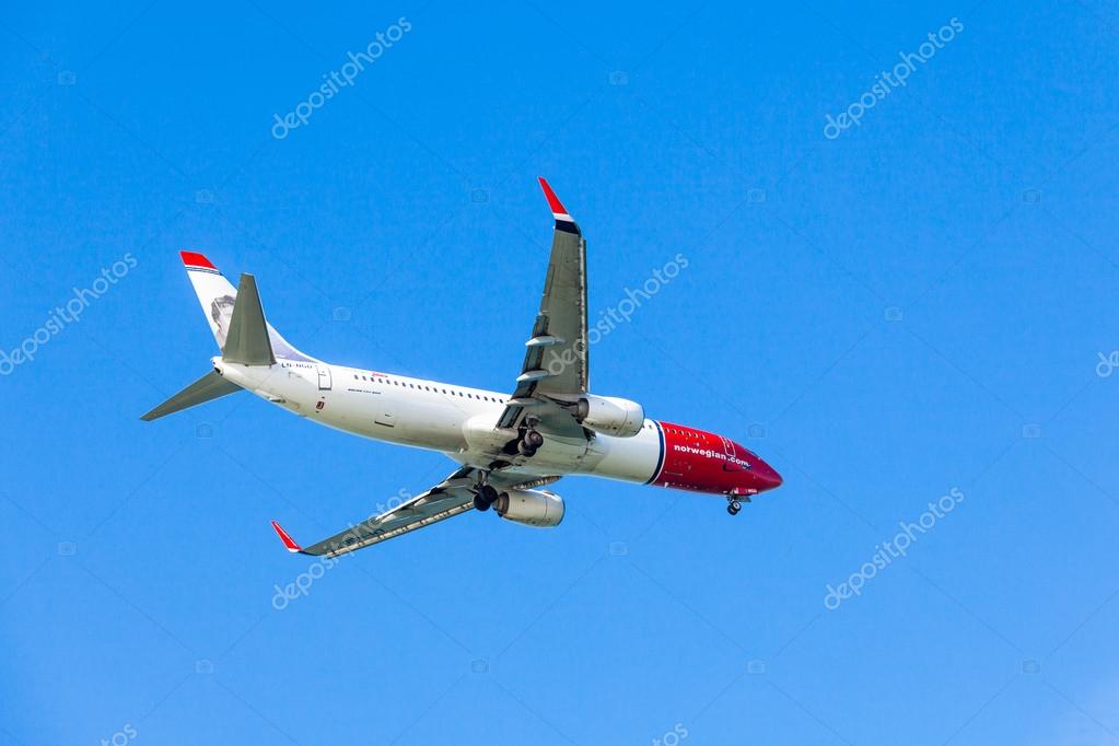 Airliner of Norwegian air shuttle Stock Editorial Photo © ewastudio