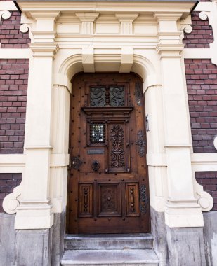 Kahverengi ahşap kapı.