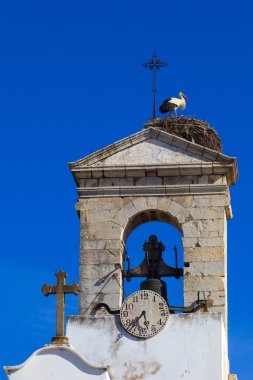 Leylek kilise çatısına iç içe geçirme