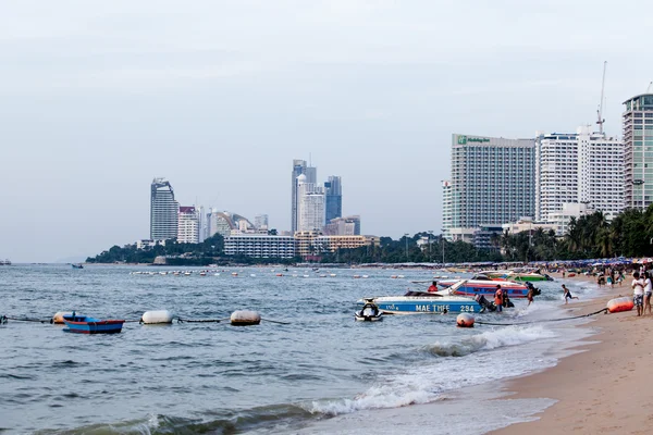 Touristen am Strand von Pattaya — Stockfoto