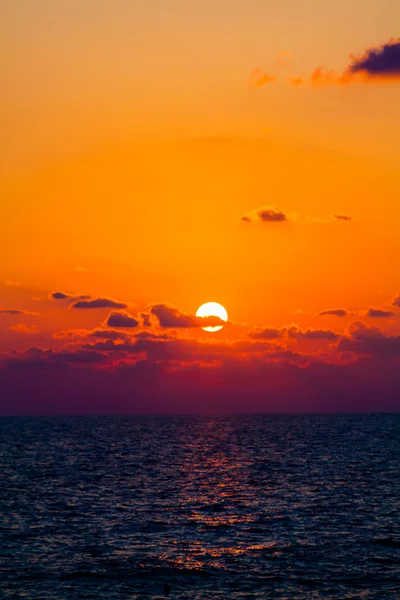 Belo pôr do sol sobre o mar — Fotografia de Stock