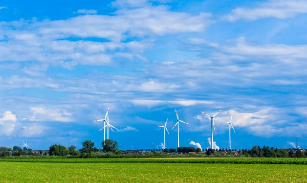 草原上的风力涡轮机 — 图库照片