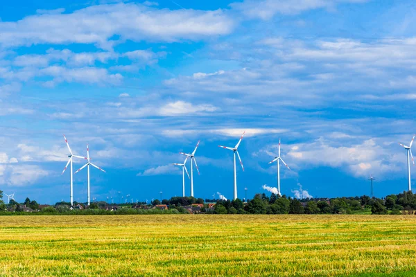 Turbine eoliche sul prato — Foto Stock