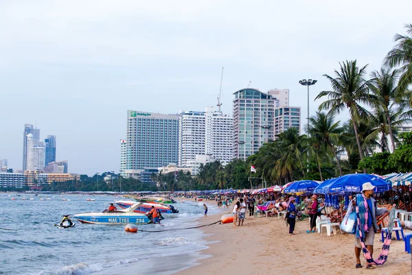 Touristen am Strand von Pattaya — Stockfoto