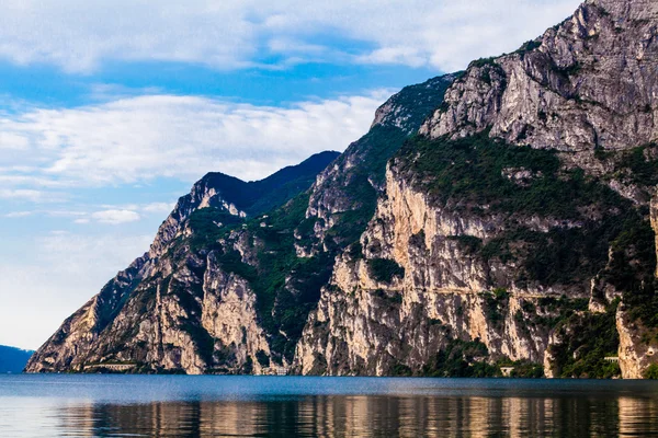 Lago di Garda, maior lago italiano — Fotografia de Stock