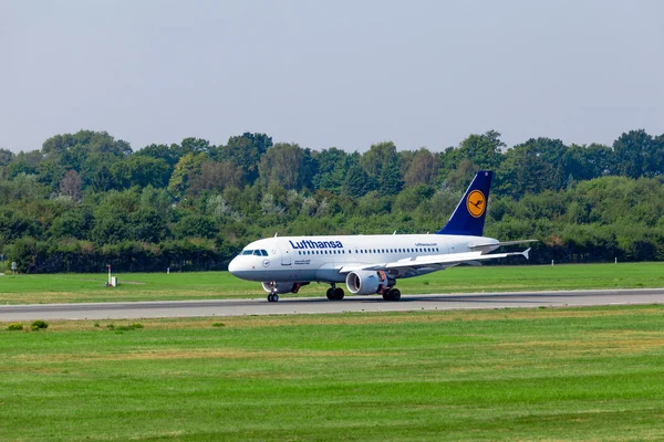 Lufthansa aircraft Airbus 319-10 — Stock Photo, Image