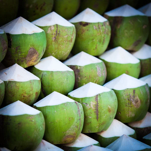 Noix de coco fraîches sur le marché . — Photo