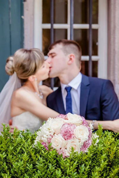 Brautpaar küsst sich. — Stockfoto