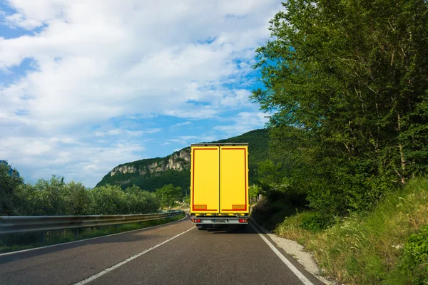 Желтый грузовик на дороге . — стоковое фото