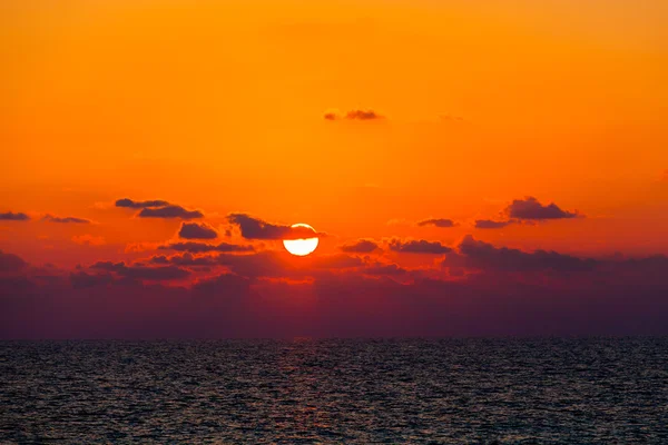 Belo pôr do sol sobre o mar — Fotografia de Stock