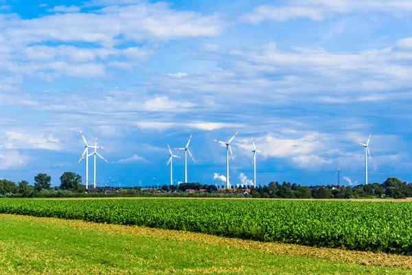 草原上的风力涡轮机 — 图库照片