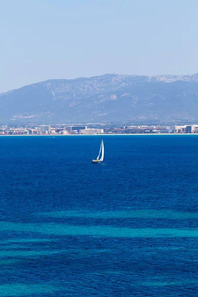 Barco en mar azul — Foto de Stock